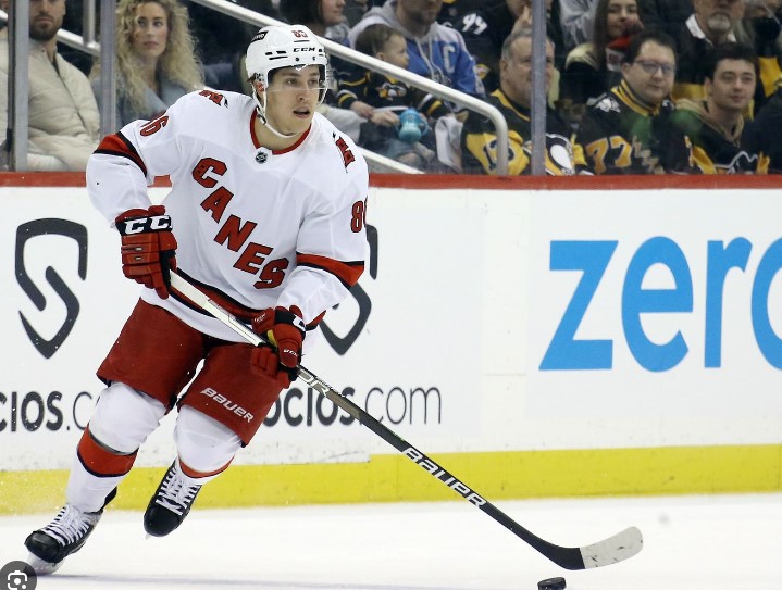 Teravainen scores late as Hurricanes beat Flyers 3-2 Teuvo Teravainen.