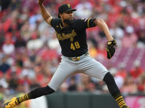 Elly De La Cruz scores in the ninth as the Reds beat the Pirates 3-2