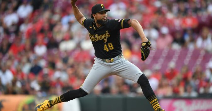 Elly De La Cruz scores in the ninth as the Reds beat the Pirates 3-2