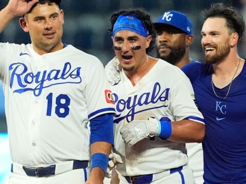 Loftin’s squeeze bunt in the ninth gives the Royals a 4-3 victory over the Giants Loftin's squeeze bunt in the ninth gives the Royals a 4-3 victory over the Giants