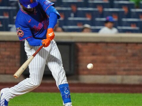 Robert has a 2-run single in the 8th to lift the Mets past the Marlins, 4-2