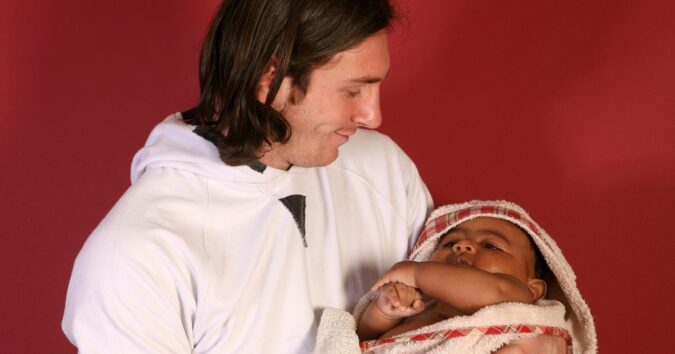Topps to release a trading card of the photo of a young Messi holding infant Lamine Yamal