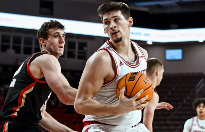 South Dakota 7-footer Fens commits to UNC