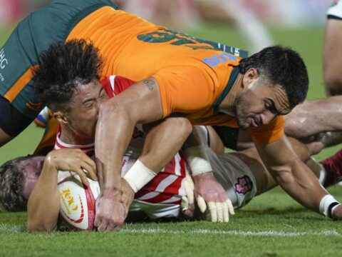 Australia survives red card and Japan rally for a 35-32 win in Les Kiss debut