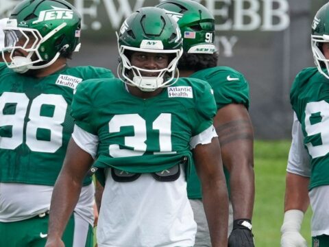 Buccaneers-Jets joint practice turns chippy, with a few fights and a helmet thrown Buccaneers-Jets joint practice turns chippy, with a few fights and a helmet thrown