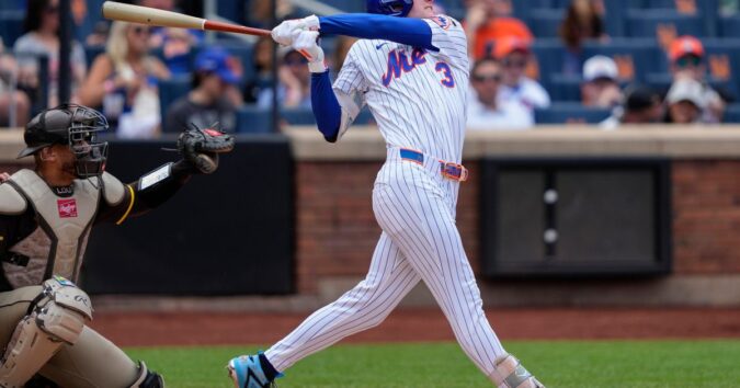 Carson Benge hits a two-run homer to help the surging Mets past the Padres, 4-2