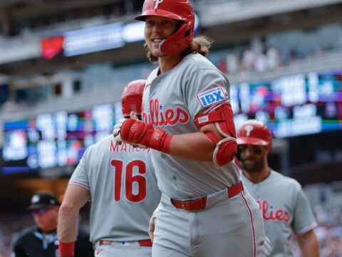 De La Cruz hits go-ahead single, Phillies overcome five-run deficit to beat Minnesota 7-5