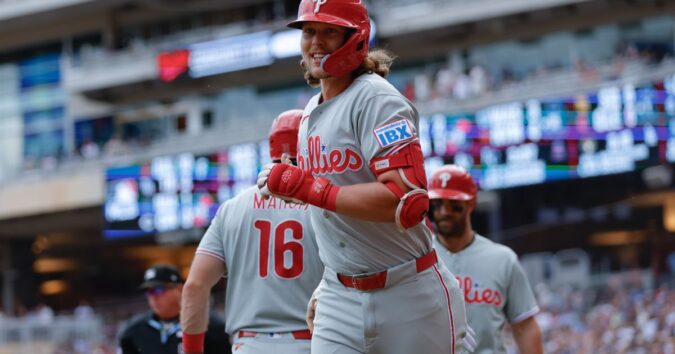 De La Cruz hits go-ahead single, Phillies overcome five-run deficit to beat Minnesota 7-5