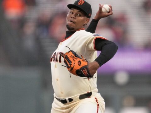 Eldridge has 4 hits, drives in 4 runs as Giants beat Diamondbacks 7-2 to split doubleheader