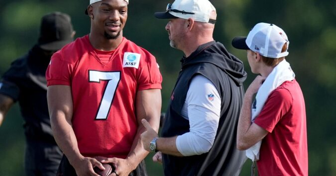 Falcons' Bijan Robinson agrees to a 3-year extension that makes him the NFL's top-paid running back