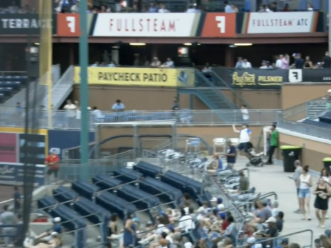 Father makes highlight catch while pushing son in stroller at Durham Bulls game