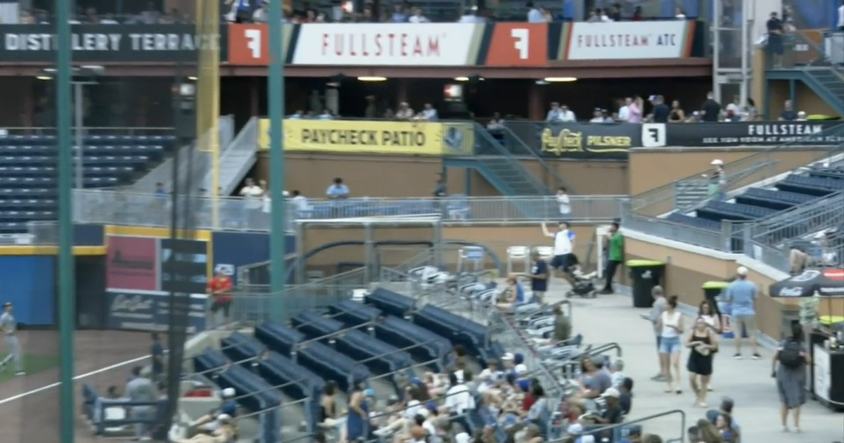 Father makes highlight catch while pushing son in stroller at Durham Bulls game
