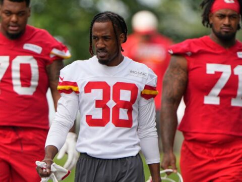 Josh Simmons is back at full speed, providing a key shield for Patrick Mahomes in Chiefs camp