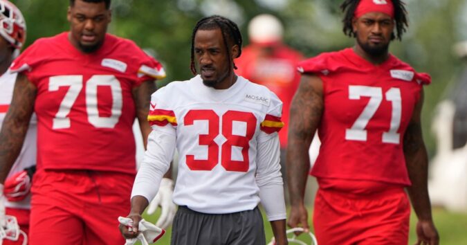 Josh Simmons is back at full speed, providing a key shield for Patrick Mahomes in Chiefs camp