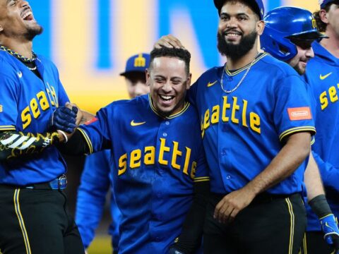 Leo Rivas has RBI single in 10th, Mariners beat Cubs 6-5