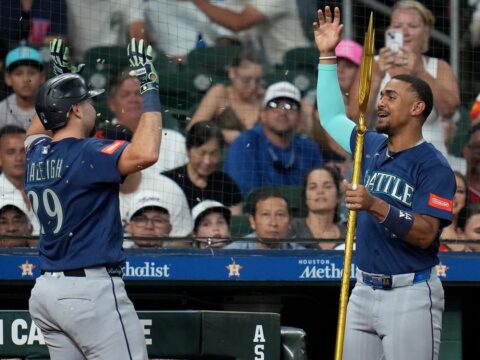 Mariners hang on for a 3-2 win over the Astros as Raleigh, Arozarena go deep