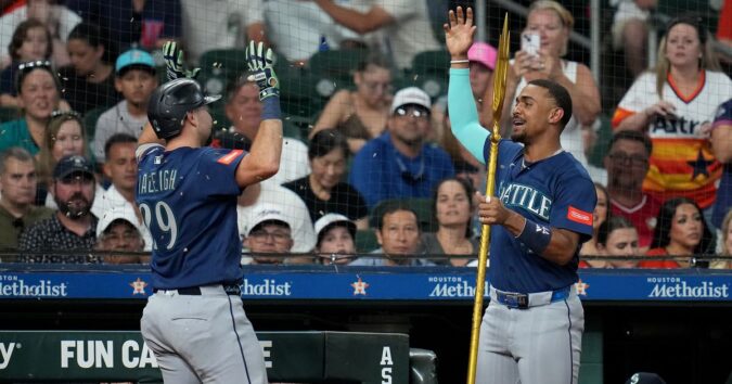Mariners hang on for a 3-2 win over the Astros as Raleigh, Arozarena go deep