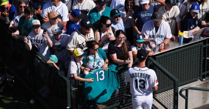 Mariners’ Kade Anderson signs autographs, takes it all in before impressing in big league debut