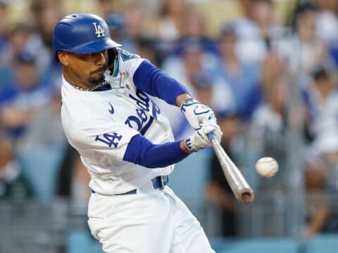 Max Muncy’s 10th-inning single lifts the Dodgers past the Royals 5-4