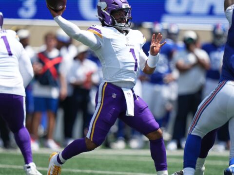 Murray debuts as Minnesota's starting QB and Dart throws for a TD as Vikings beat Giants 13-10