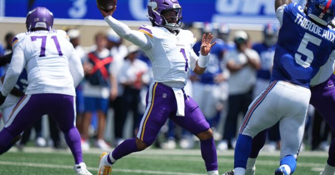 Murray debuts as Minnesota's starting QB and Dart throws for a TD as Vikings beat Giants 13-10