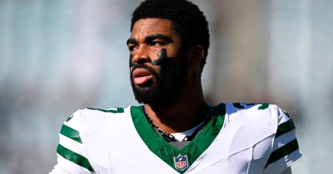 New York Jets' Qwan'tez Stiggers taken to hospital after briefly losing consciousness at practice