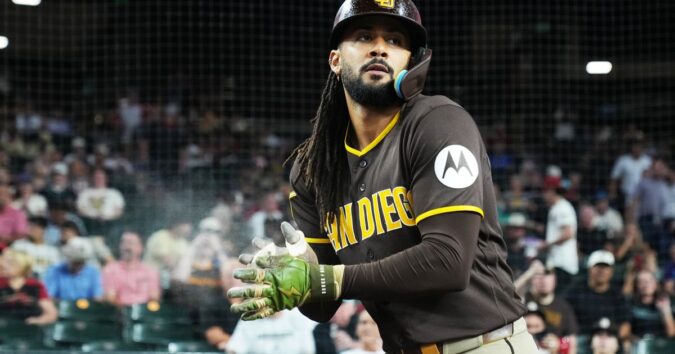 Padres beat Diamondbacks 5-1 to close within a game in NL wild-card race