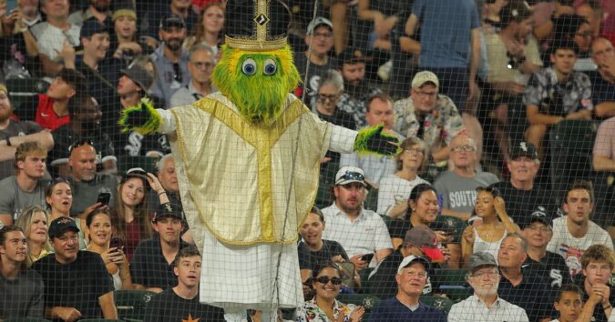 Reds rally late, beat the White Sox 5-4 in the 10th to spoil pope hat giveaway night