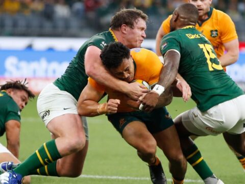11-man Australia hangs on to upset South Africa 42-38 in extraordinary rugby test 11-man Australia hangs on to upset South Africa 42-38 in extraordinary rugby test