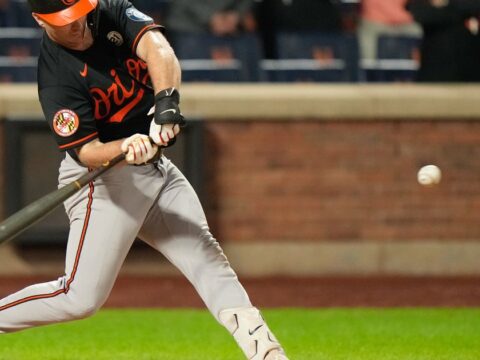 Alonso ties it in 9th with 300th homer and Orioles beat Mets 7-5 in 11 on Mayo's inside-the-parker
