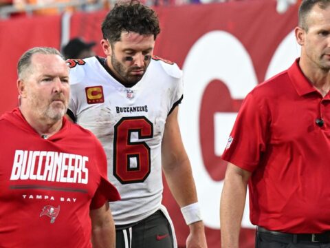 Baker Mayfield dislocates thumb on throwing hand and winless Buccaneers await results of MRI