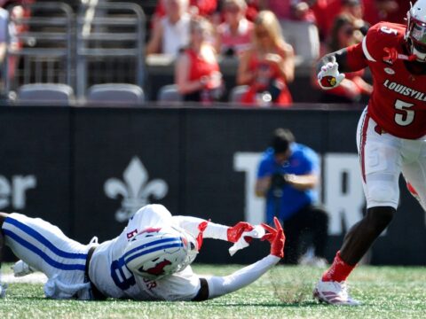Big plays late push No. 23 Louisville past No. 16 SMU, 41-31