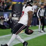 Bijan Robinson runs roughshod over the Packers as the Falcons breeze to a 35-14 victory