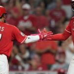 Elly De La Cruz hits 2-run HR, Reds beat Dodgers 6-2 to delay NL West title Elly De La Cruz hits 2-run HR, Reds beat Dodgers 6-2 to delay NL West title