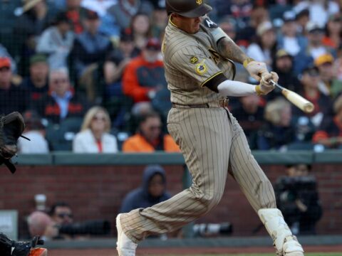 Machado homers as the Padres beat the Giants 6-4 for 7th straight victory