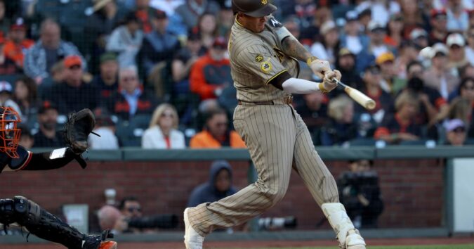 Machado homers as the Padres beat the Giants 6-4 for 7th straight victory