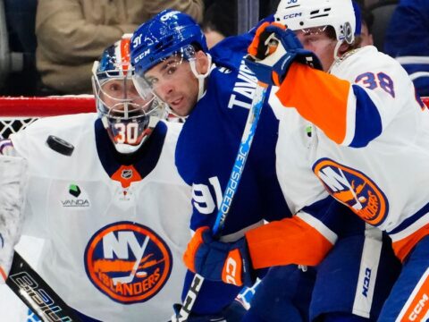 Maple Leafs beat the Islanders 2-1 to rebound from opening loss Maple Leafs beat the Islanders 2-1 to rebound from opening loss