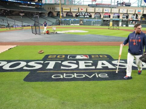 Sparse crowd, empty seats greet .500 Astros for wild-card opener vs White Sox Sparse crowd, empty seats greet .500 Astros for wild-card opener vs White Sox