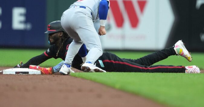 Trevino's 2-run single with bases loaded in 6th propels Reds to 6-4 win over Cubs