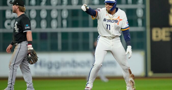Velázquez hits 2-run homer and Smith adds 2-run double as Astros surge past White Sox, 6-3