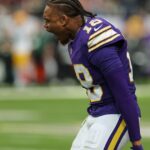 Vikings close with 29 straight points to beat rival Packers as Wentz replaces injured Murray