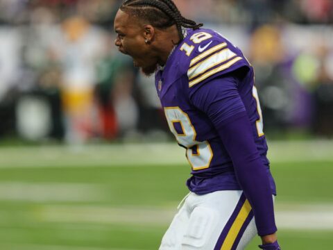 Vikings close with 29 straight points to beat rival Packers as Wentz replaces injured Murray Vikings close with 29 straight points to beat rival Packers as Wentz replaces injured Murray