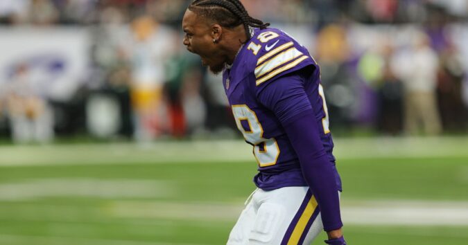 Vikings close with 29 straight points to beat rival Packers as Wentz replaces injured Murray Vikings close with 29 straight points to beat rival Packers as Wentz replaces injured Murray