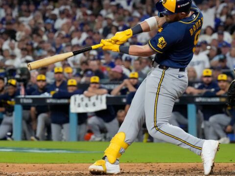 Brewers stun Dodgers with back-to-back homers in 7th inning and take 3-0 lead in NLCS with 6-2 win