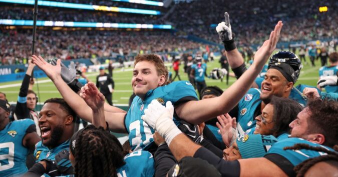 Cam Little’s 57-yard FG gives Jaguars 19-17 win over Eagles in wild finish in London