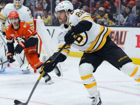 Elias Lindholm’s big 3rd period sparks streaking Bruins’ comeback for 4-2 win over Ducks Elias Lindholm’s big 3rd period sparks streaking Bruins’ comeback for 4-2 win over Ducks