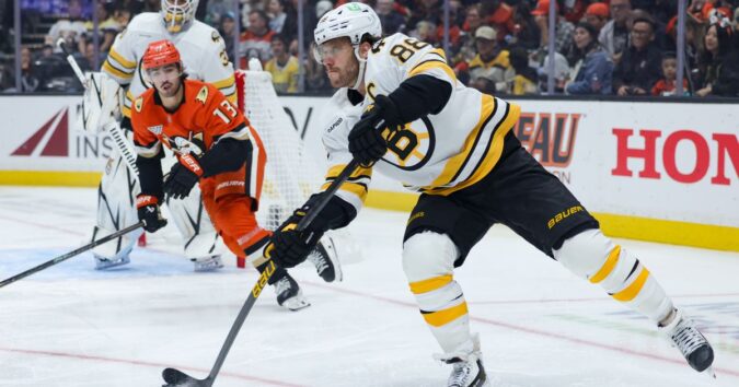 Elias Lindholm’s big 3rd period sparks streaking Bruins’ comeback for 4-2 win over Ducks