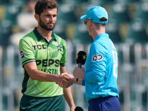 England wins toss and bowling first against Pakistan in ODI tri-series England wins toss and bowling first against Pakistan in ODI tri-series