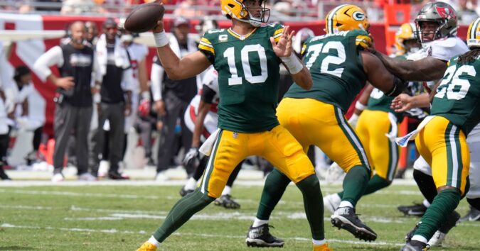 Jordan Love throws 2 touchdown passes, Packers edge Buccaneers 17-14