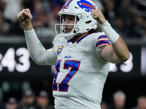 Josh Allen ties Jim Kelly’s Bills TD pass record as Buffalo holds off Raiders 33-30